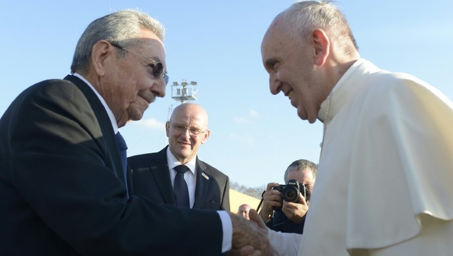 Photo fournie par l'Osservatore Romano (service de presse du Vatican), le 13 février 2016, montrant le pape François (D) serrer la main du président cubain Raul Castro à La Havane, le 12 février 2016