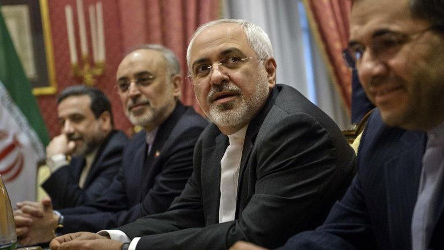 Le ministre iranien des Affaires étrangères Javad Zarif (2è d) attend le début de la réunion avec les Américains  à l'hôtel Beau Rivage à Lausanne, le 26 mars 2015
