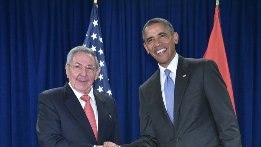 Le président des Etats-Unis Barack Obama serre la main de son homologue cubain Raul Castro lors d'une rencontre en marge de l'Assemblée générale des Nations unies, à New York le 29 septembre 2015