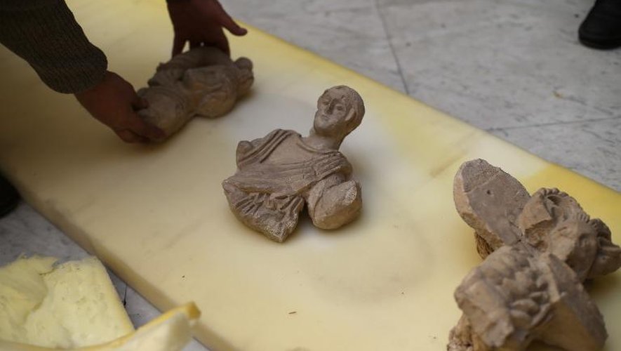 Des employés du Musée de Damas emballent des objets archéologiques pour les protéger de tout dommage, le 24 mars 2015
