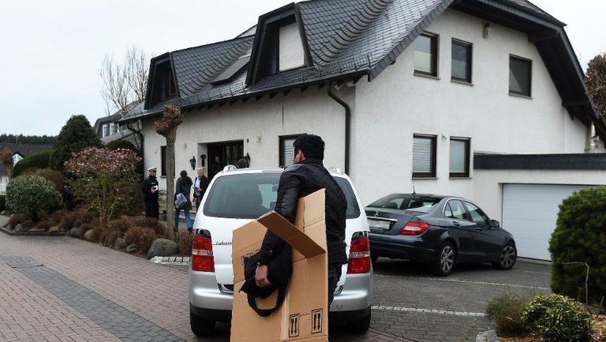 Les enquêteurs perquisitionnent, le 26 mars 2015 à Montabaur, dans le sud-ouest de l'Allemagne, l'un des domicile d'Andreas Lubitz, le copilote suspecté d'avoir volontairement précipité l'A320 de la Germanwings