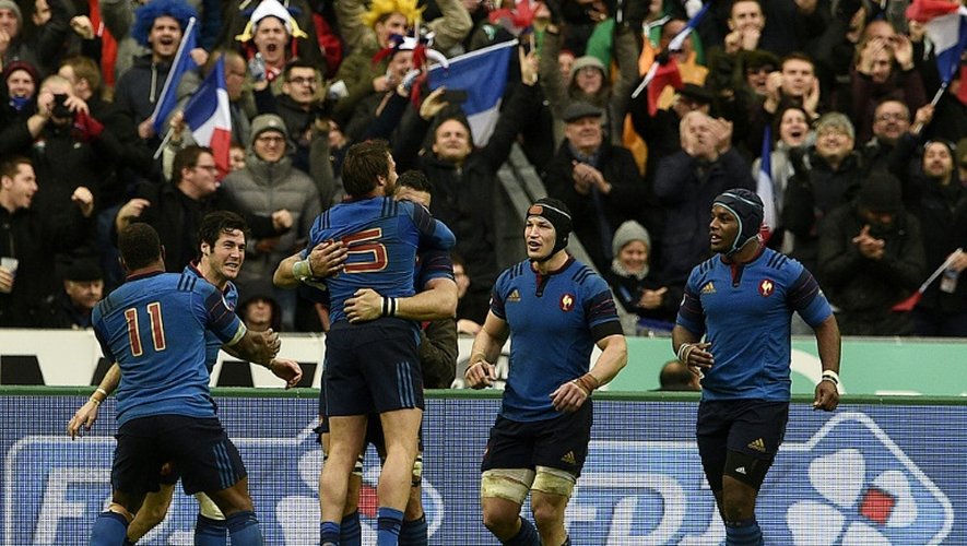 Les joueurs du XV de France fêtent l'essai inscrit par Maxime Médard contre l'Irlande dans le Tournoi des six nations au Stade de France, le 13 février 2016