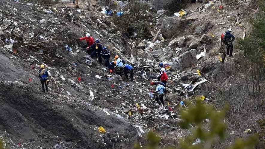 Recherches sur les lieux du crash d'un A320 de Germanwings, près de Seyne-les-Alpes, le 26 mars 2015