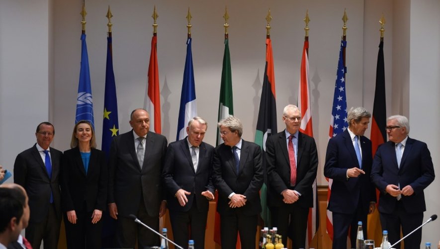 Le ministre français des Affaires étrangères Jean-Marc Ayrault (4e en partant de la G), participe à une réunion sur l'avenir de la Libye, avec, entre autres, ses homologues italien, égyptien, américain et italien, le 13 février 2016 à Munich