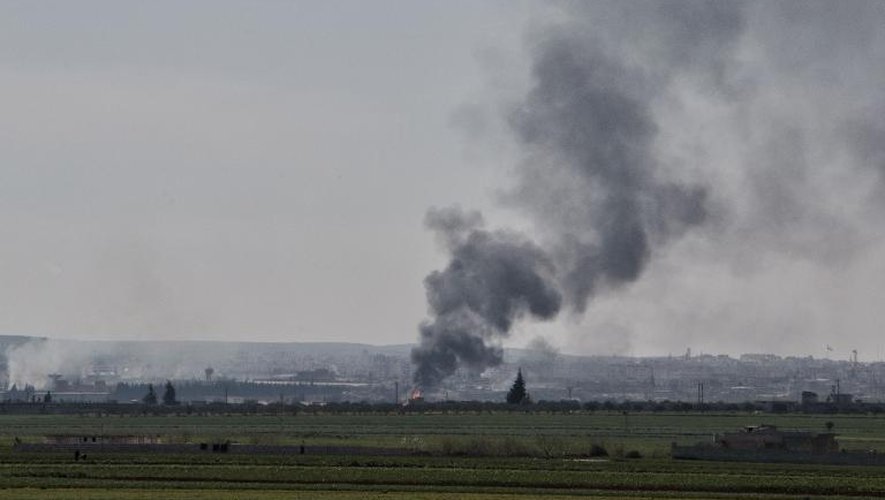De la fumée s'élève au-dessus de la ville d'Idlib, le 26 mars 2015, après une série de bombardements menés par les forces rebelles
