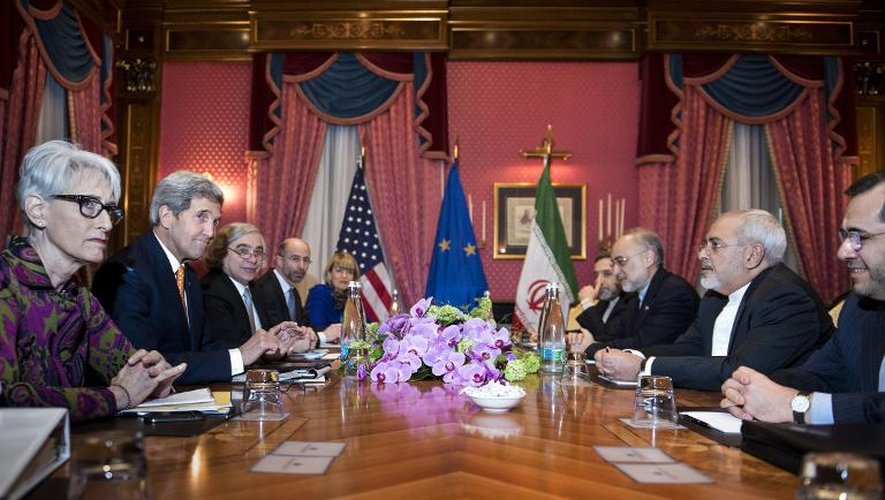 La table de négociations entre Iraniens et Américains le 26 mars 2015 à l'hôtel Beau Rivage à Lausanne avec notamment John Kerry le secrétaire d'Etat américain (2e g) et son homologue iranien Javad Zarif (2e d)