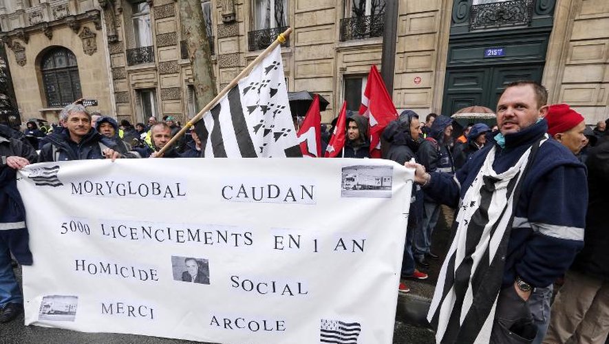 Des salariés du transporteur Moryglobal manifestent à Paris, le 26 mars 2015