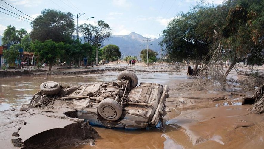 Un véhicule renversé par les inondations près de Copiapo, au Chili, le 26 mars 2015