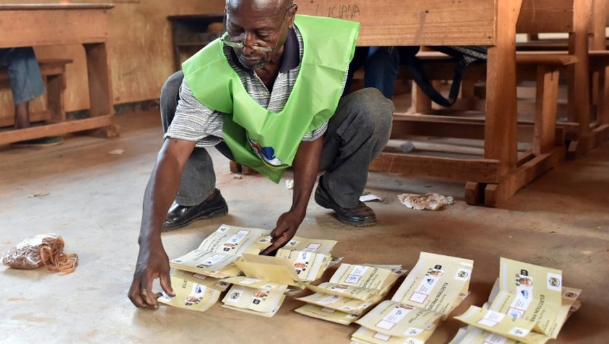 Dépouillement des bulletins dans un bureau de vote de Bangui, le 14 février 2016