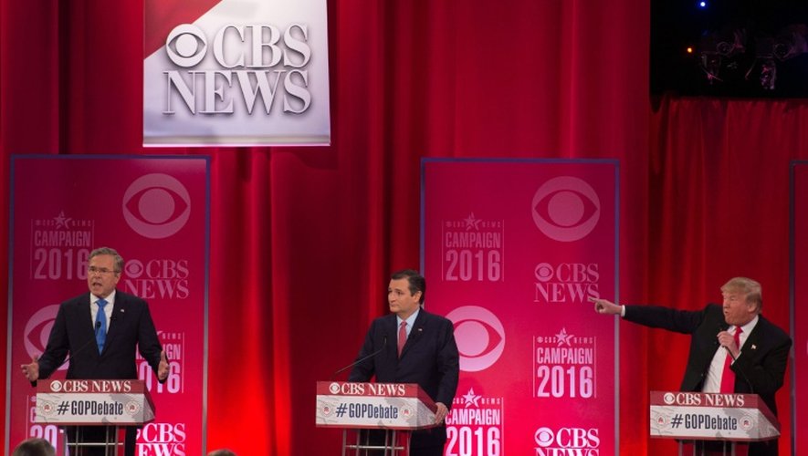 Donald Trump (D) attaque ses rivaux républicains Ted Cruz (C) et Jeb Bush (G) au cours d'un débat télévisé le 13 février 2016 à Greenville (Caroline du Sud)