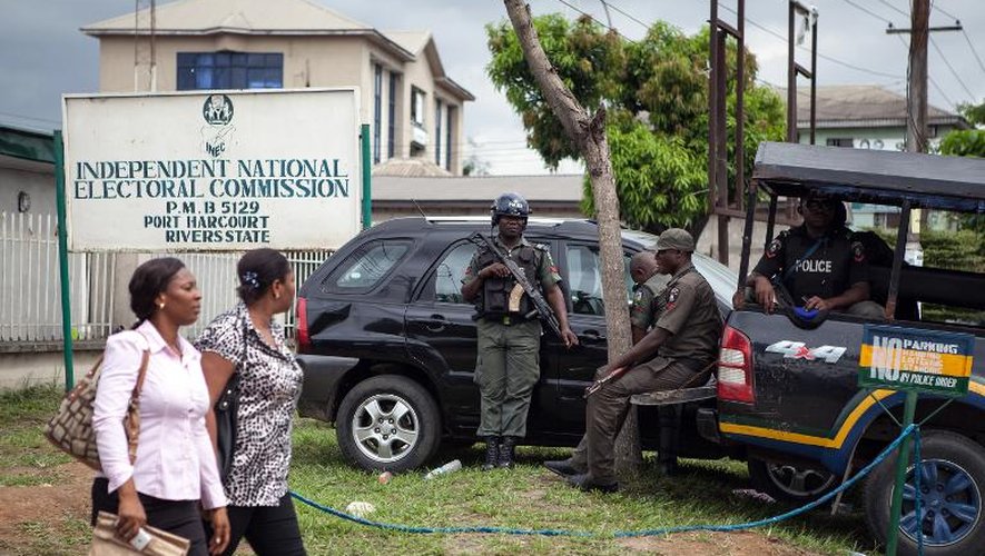 Des policiers nigérians postés devant les bureaux de la Commission nationale électorale de Port Harbour, un important centre pétrolier