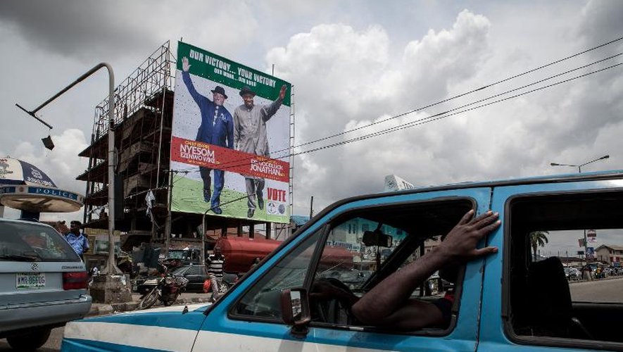 Affiche appelant à la réelection du président nigérian Goodluck Jonathan le 26 mars 2015 sur un poste à essence de Port Harcourt, sur le delta du Niger