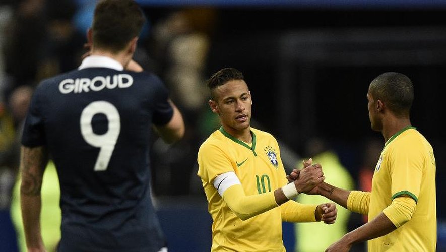 L'attaquant du Brésil Neymar (c) à l'issue du match amical remporté face à la France, le 26 mars 2015 au Stade de France