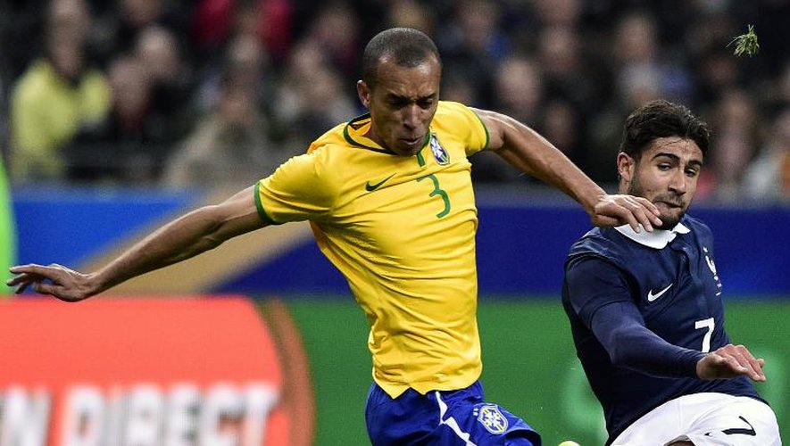 L'attaquant français Nabil Fekir à la lutte avec le défenseur brésilien Joao Miranda, en amical le 26 mars 2015 au Stade de France