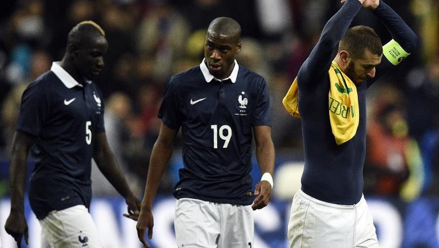 La déception des joueurs français à l'issue du match amical perdu contre le Brésil, le 26 mars 2015 au Stade de France