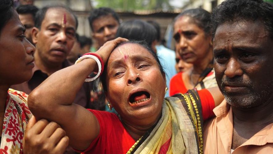 Une femme crie sa douleur le 27 mars 2015 à Narayanganj (près de Dacca), après avoir appris la mort d'un proche tué lors d'un rassemblement hindou