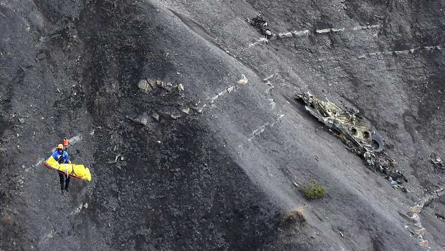 Un enquêteur hélitreuillé le 26 mars 2015 par la gendarmerie passe au-dessus de débris de l'A320 qui s'est abîmé à Seyne-Les-Alpes, dans les Alpes-de-Haute-Provence