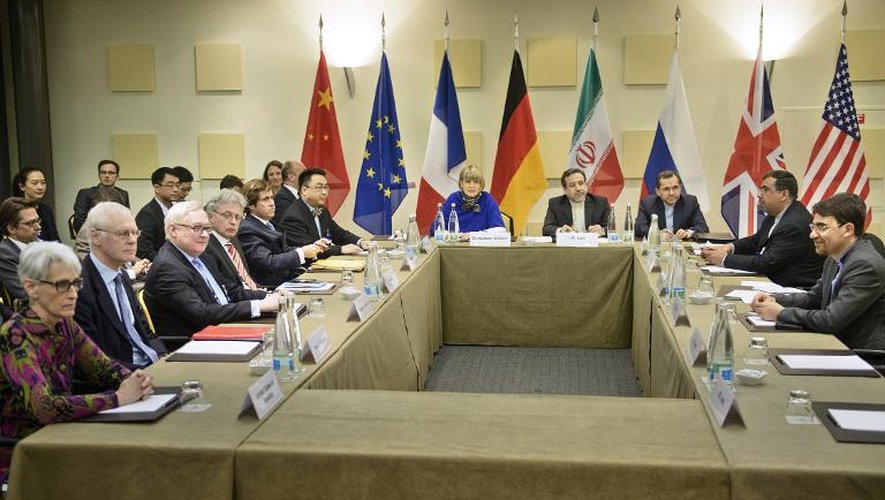 Table des négociations à l'hôtel Beau Rivage à Lausanne le 26 mars 2015, où sont réunis les équipes iraniennes et américaines pour parvenir à un accord sur le nucléaire iranien