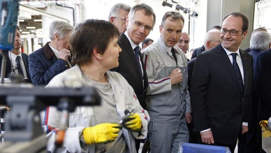 Le président François Hollande visite l'usine PSA Peugeot Citroën de Trémery, près de Metz, le 27 mars 2015