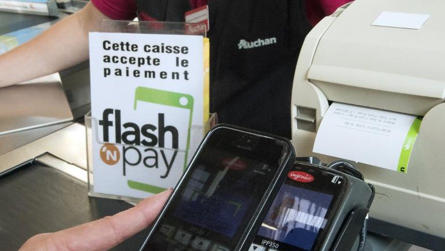 Une femme paie avec son smartphone dans un magasin Auchan de Faches-Thumesnil, dans le nord de la France, le 17 septembre 2014