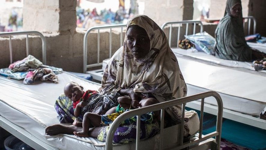 Une femme avec ses jumeaux est installée dans la maternité de fortune à Maiduguri (Nigeria), le 25 mars 2015 après avoir fui les combats à Bama