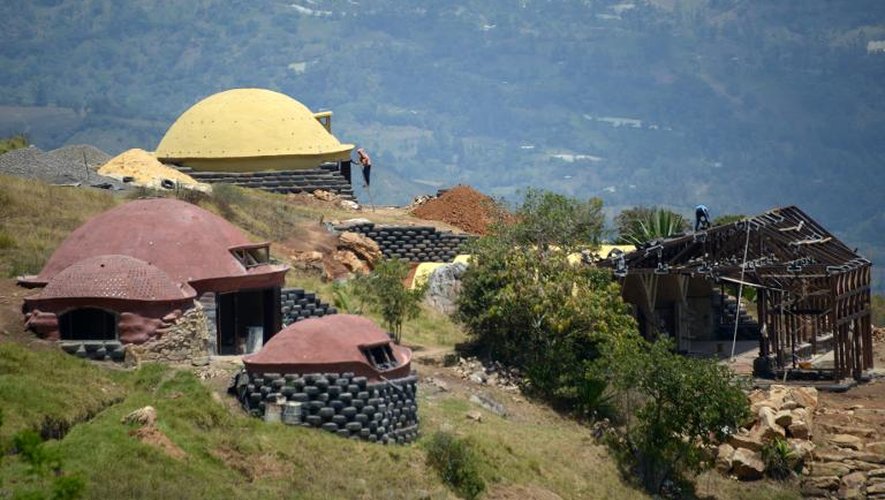 Des maisons fabriquées avec des pneus à Cundinamarca en Colombie le 16 mars 2015