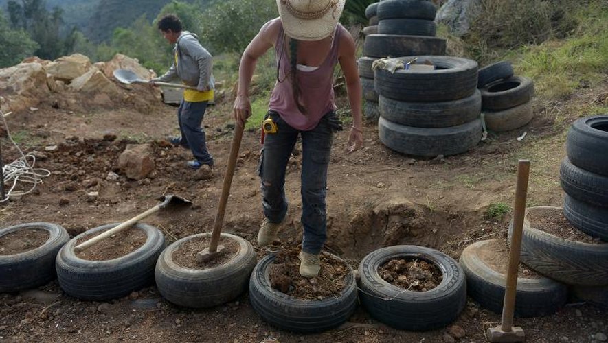 Un homme remplit des pneus pour construire des maisons à Choachi le 16 mars 2015