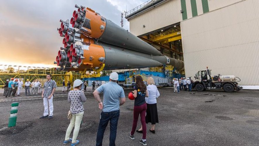 Une fusée Soyouz déplacée vers le pas de tir au centre spatial de Soyouz le 24 mars 2015