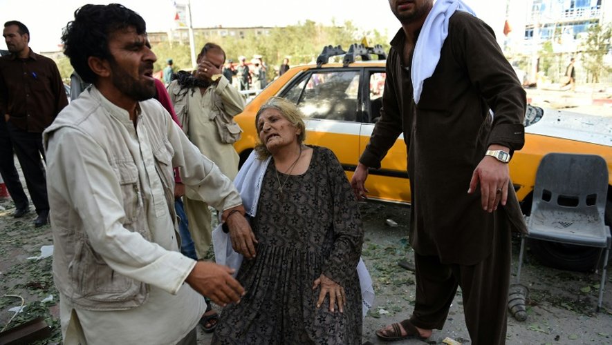 Des Afghans à la recherche de proches après un attentat à la voiture à Kaboul, le 22 août 2015
