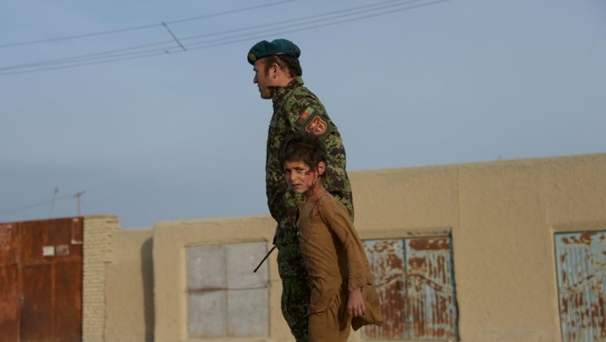 Un garçon blessé et un soldat de l'armée nationale afghane à Mazar-i-Sharif en Afghanistan, le 8 février 2016
