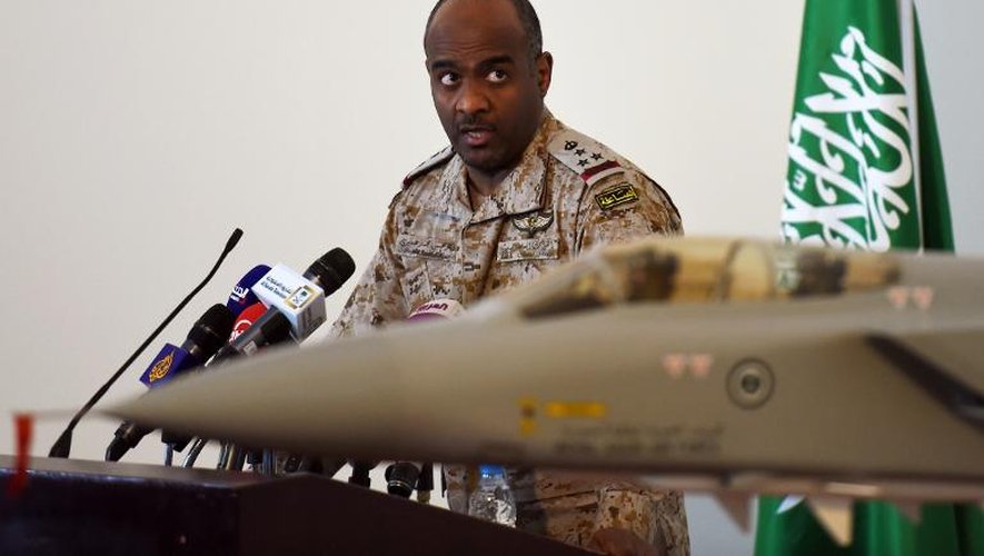 Un militaire saoudien, porte-parole de la coalition intervenant au Yémen, le général Ahmed Asiri s'exprime devant la presse à la base aérienne de Ryad, le 26 mars 2015