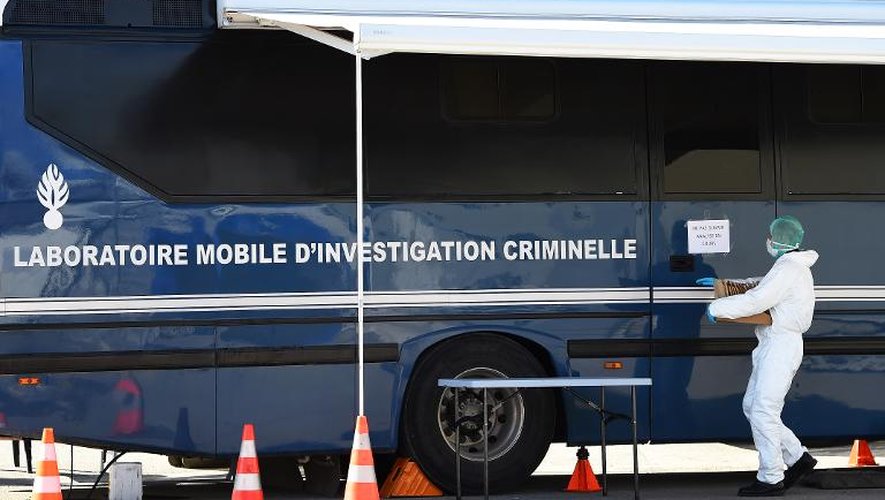 Un des enquêteurs transporte des prélèvements ADN des victimes du crash dans le laboratoire mobile de la gendarmerie, le 27 mars 2015 à Seyne-les-Alpes