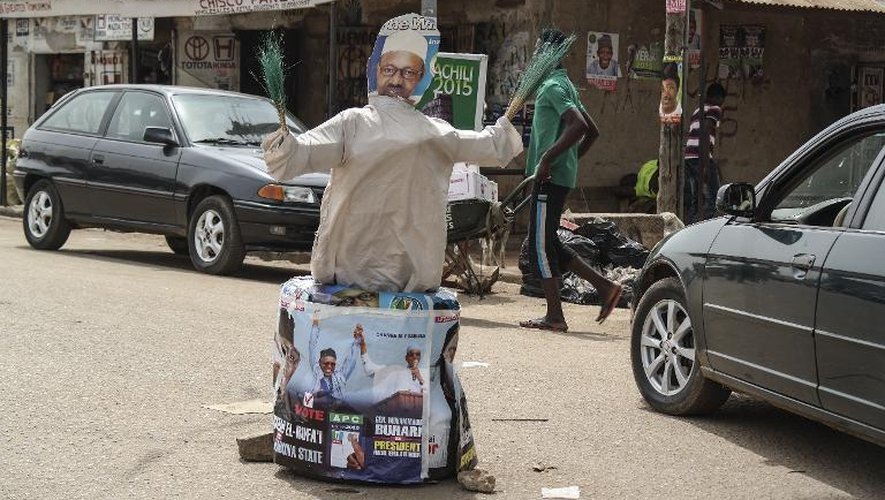 Une affiche pour le candidat de l'opposition à l'élection présidentielle, l'ancien général Muhammadu Buhari, le 27 mars 2015 dans la ville de Kaduna, dans le centre du Nigeria