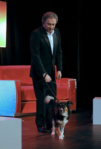 Michel Drucker et son chien Izia sur scène, le 12 février 2016 à Amiens