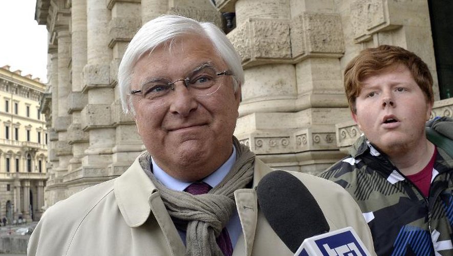 L'avocat de Amanda Knox Luciano Ghirga s'exprime devant les journalistes à l'extérieur du tribunal à Rome, le 27 mars 2015