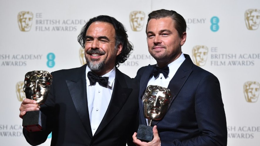 L'acteur américain Leonardo DiCaprio (d) et le réalisateur mexicain Alejandro Gonzalez Inarritu le 14 février 2016 à Londres à la cérémonie des BAFTA, les Oscars britanniques