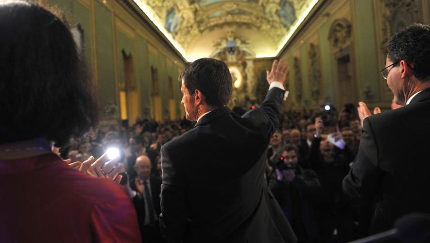 Manuel Valls salue les militants lors d'un meeting de campagne à Tours, le 26 mars 2015