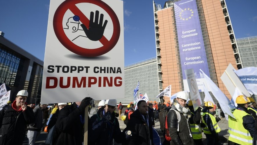 Des manifestants brandissent des affiches appelant à la fin du "dumping chinois", le 15 février 2016 à Bruxelles