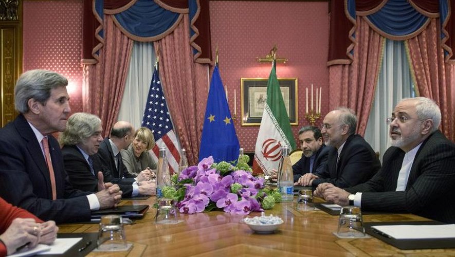 Les délégations américaine (g) avec John Kerry et iranienne (d) se font face lors des négociations sur le programme nucléaire iranien à l'hôtel Beau Rivage à Lausanne le 27 mars 2015