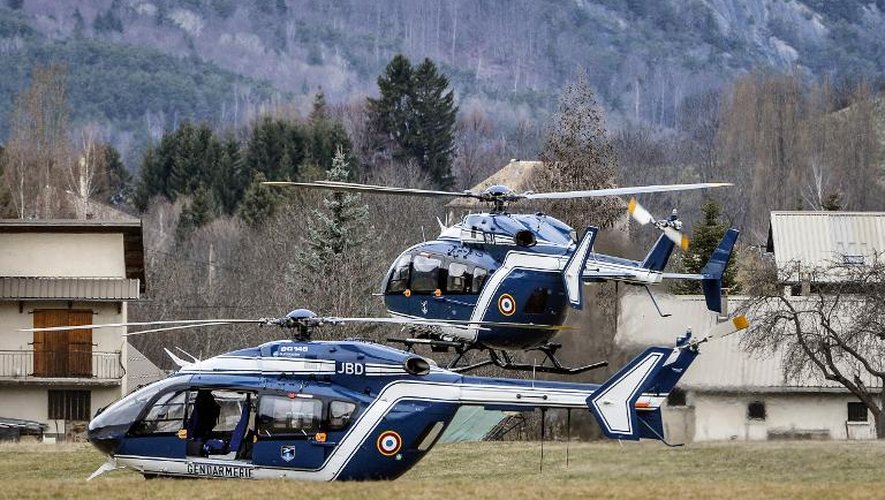 Un hélicoptère de la gendarmerie décolle de Seyne le 28 mars 2015 non loin du lieu du crash de l'A320