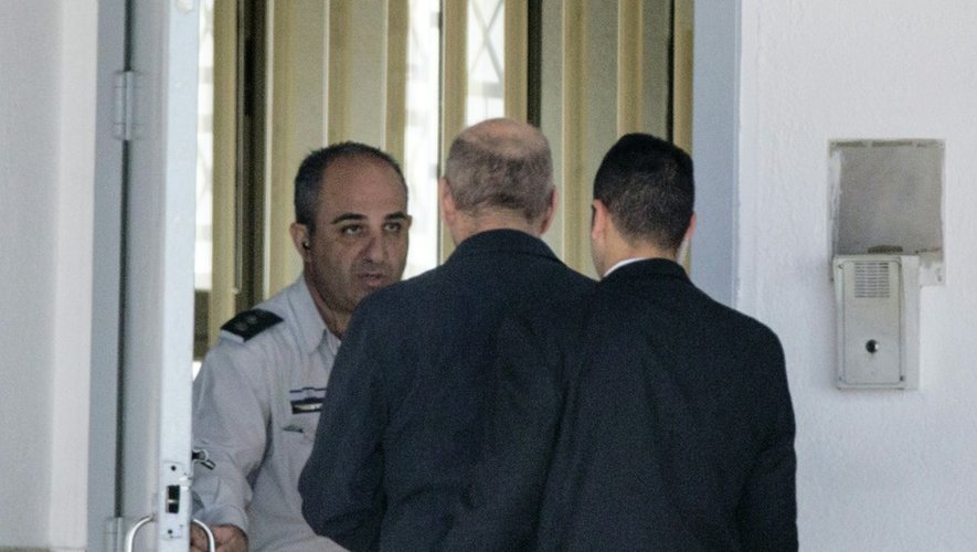 L'ex-Premier ministre israélien Ehud Olmert à son arrivée le 15 février 2016 à la prison de Maasiyahu à Ramleh