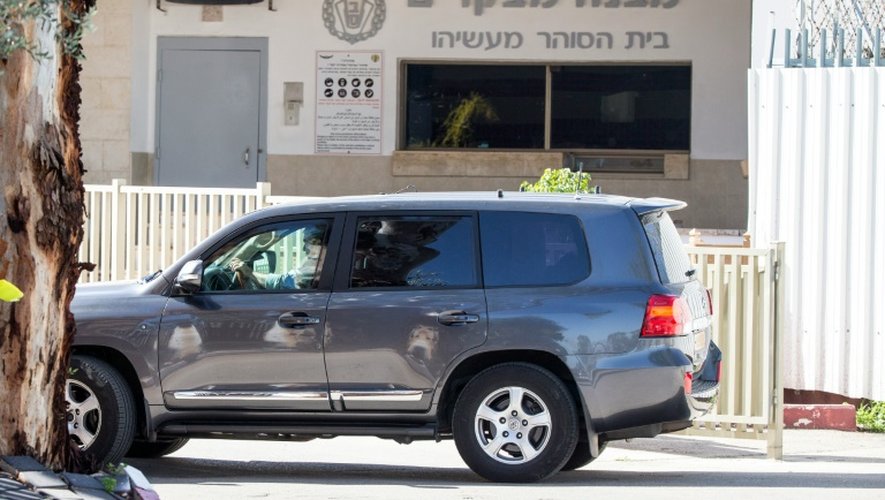 Le véhicule transportant Ehud Olmert à son arrivée le 15 février 2016 à la prison de Ramleh, près de Tel Aviv