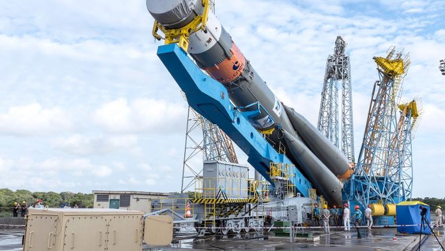 Une fusée Soyouz déplacée vers le pas de tir du centre spatial de Kourou, dans la Guyane Française, le 24 mars 2015
