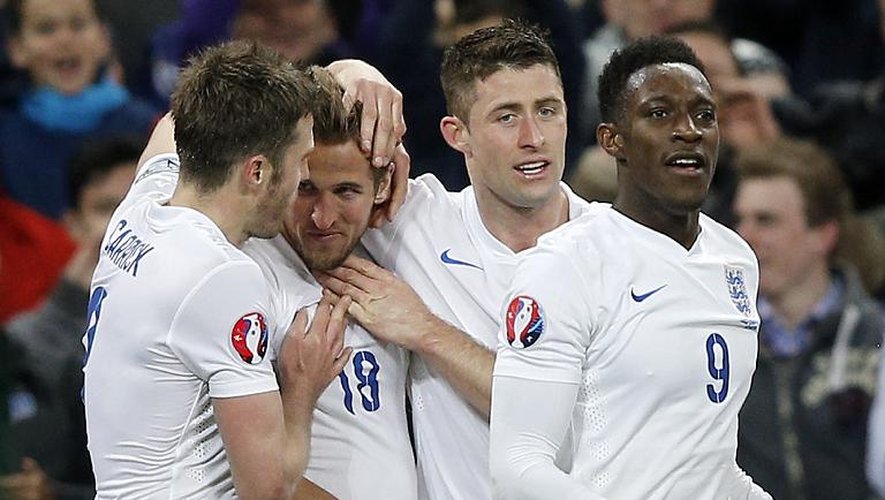 L'attaquant anglais Harry Kane (2e gauche) félicité par ses coéquipiers après son but contre la Lituanie, en qualifications à l'Euro-2016, le 27 mars 2015 à Wembley