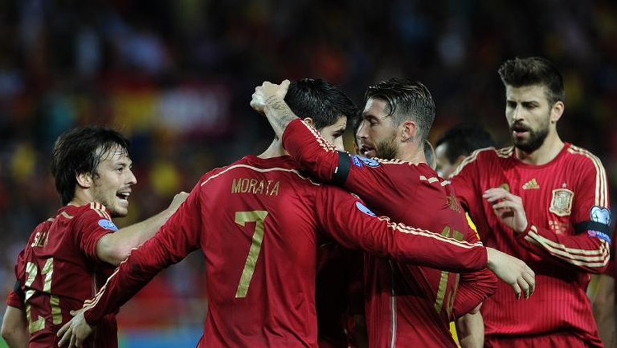 L'attaquant Alvaro Morata (N.7), félicité par ses coéquipiers, après son but face à l'Ukraine en qualifications à l'Euro-2016, le 27 mars 2015 à Séville
