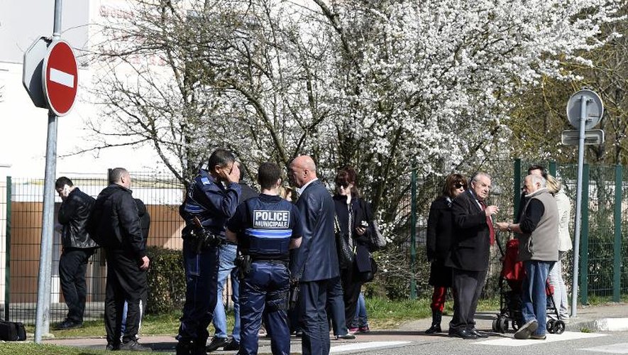 Des policiers devant l'entrée de l'école "Le Mas de la Raz" le 245 mars 2015 à Villefontaine