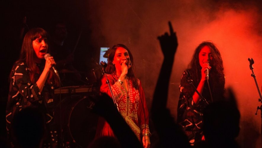 Les chanteuses israéliennes Tair (c), Liron (g) et Tagel, membres du groupe de folk yéménite A-WA, sur scène à Jérusalem, le 28 janvier 2016