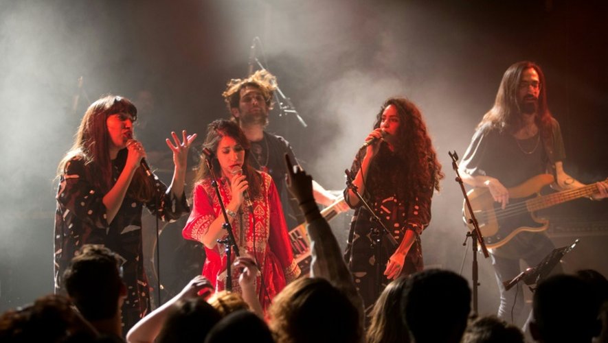 Les chanteuses israéliennes Tair (c), Liron (g) et Tagel, membres du groupe de folk yéménite A-WA, sur scène à Jérusalem, le 28 janvier 2016