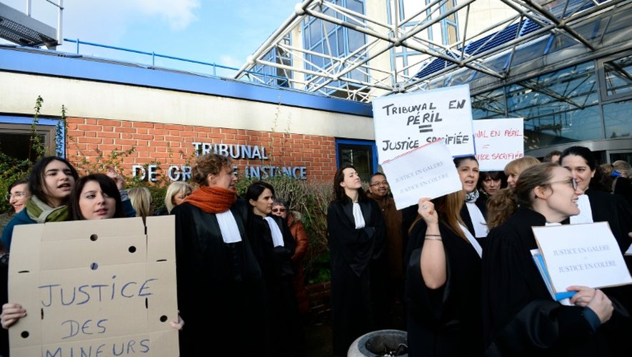 Des magistrats et des fonctionnaires du barreau de Bobigny manifestent devant le tribunal le 15 février 2016 pour alerter contre le manque de moyens de leurs profession