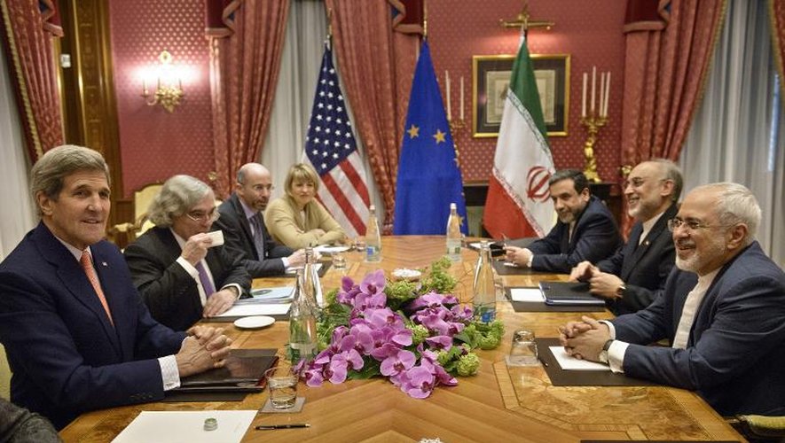 Le secrétaire d'Etat John Kerry (g) et le ministre iranien des Affaires étrangères, Javad Zarif (d) à Lausanne, le 28 mars 2015